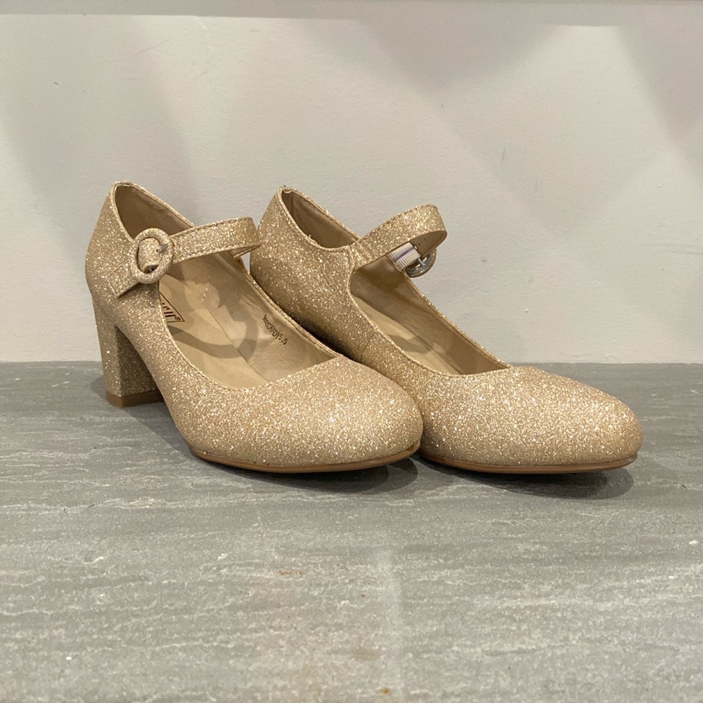 IDIFU, Size 6.5, Glittery Gold, About 2 Inch High Closed Toed High Heels